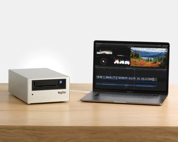 画像3: MagStor LTO9 Thunderbolt3 / USB4 Slim Desktop Tape Drive TAA TRB3-HL9-S (3)